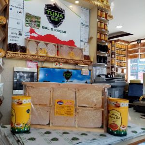 KARS KARAKOVAN PETEKLİ ÇİÇEK BALI (ORGANİK).TARTILARAK SATILIR.