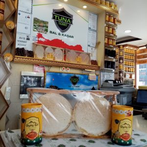 KARS KARAKOVAN PETEK BALI (ORGANİK BAL). TARTILARAK SATILMAKTA.