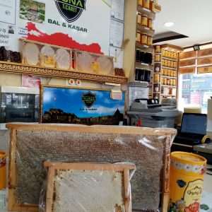 KARS YAYLA PETEKLİ ÇİÇEK BALI..TARTILARAK SATILIR.